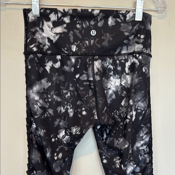 Lululemon Athletica Sunshine Salutation Crop Leggings in Dusk Dye White Black 6 - Picture 3 of 5